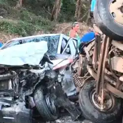 Colisión entre una camioneta y un camioncito dejó dos lesionados