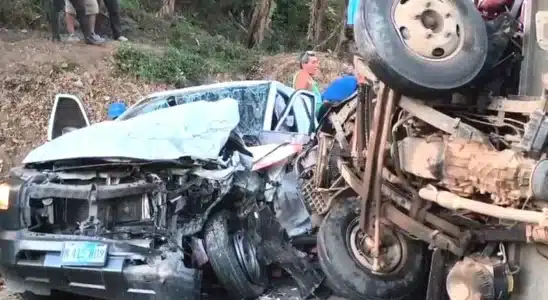 Colisión entre una camioneta y un camioncito dejó dos lesionados
