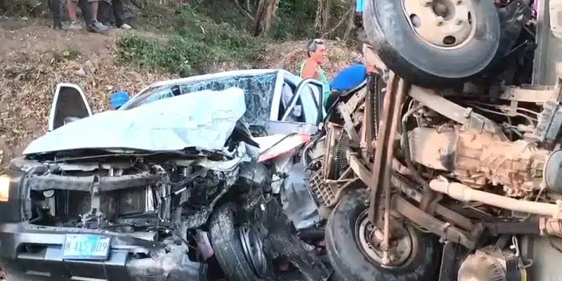 Colisión entre una camioneta y un camioncito dejó dos lesionados