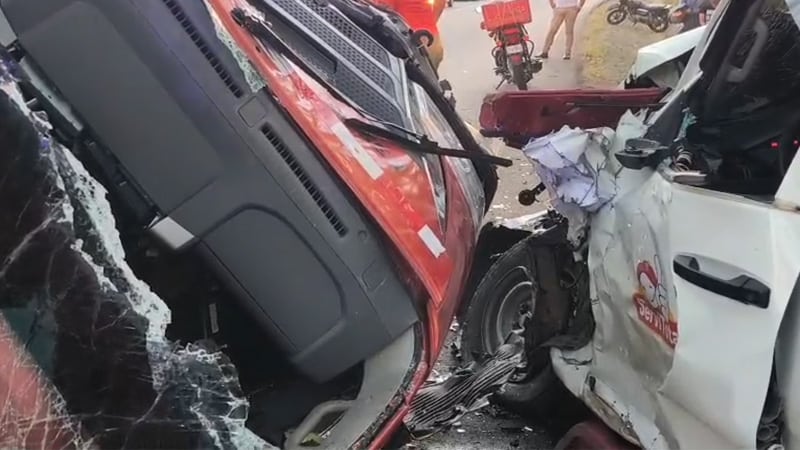 Colisión entre una camioneta y un camioncito. 