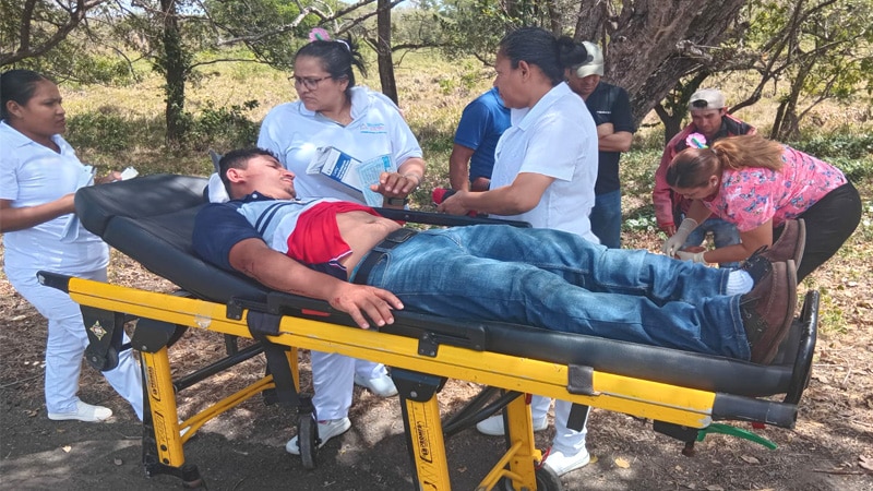 Traslado de uno de los lesionados al Centro de Salud de Acoyapa. 