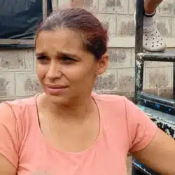 Autoridades municipales de Juigalpa entregaron materiales a la señora Aura Nelly para que inicie a reconstruir su vivienda devorada por un incendio