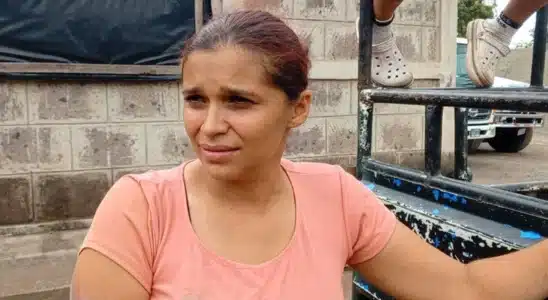 Autoridades municipales de Juigalpa entregaron materiales a la señora Aura Nelly para que inicie a reconstruir su vivienda devorada por un incendio