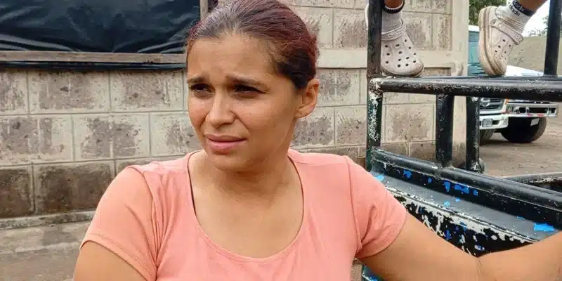 Autoridades municipales de Juigalpa entregaron materiales a la señora Aura Nelly para que inicie a reconstruir su vivienda devorada por un incendio