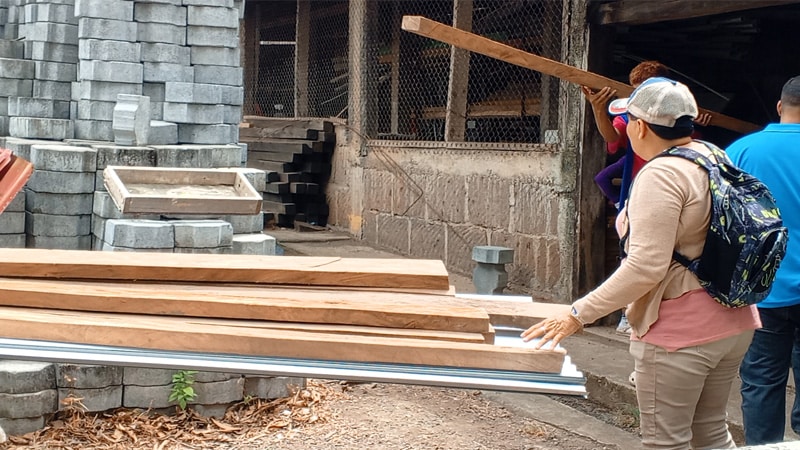 Materiales de construcción entregado a la joven señora Aura Nelly. 