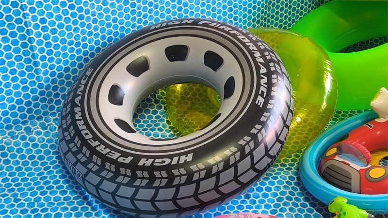 En el comercio hay variedad de flotadores para adultos y niños. 