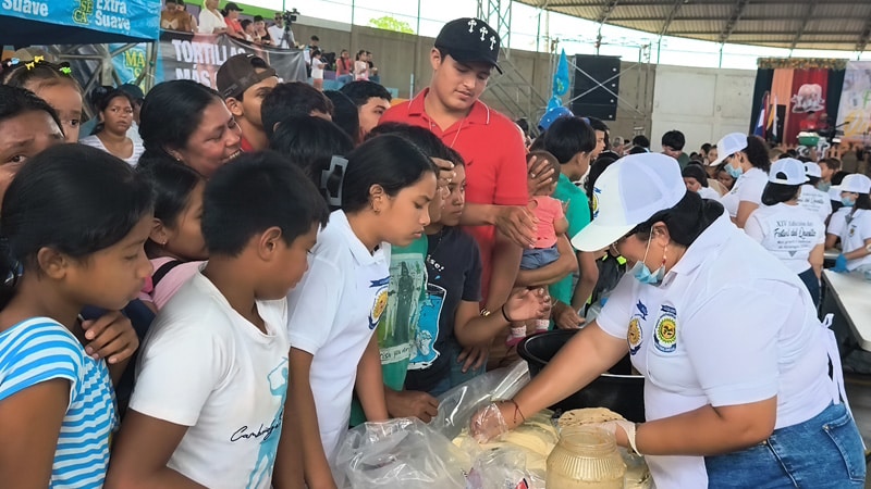 El público a la espera de recibir su respectiva ración de quesillo. 