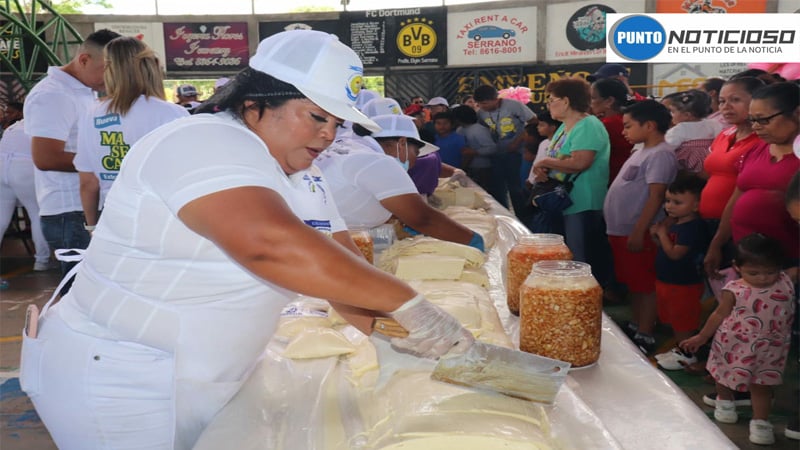 Partiendo las porciones que les entregarán a los asistentes para que degusten el quesillo más grande. 