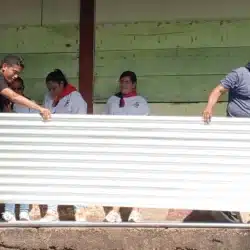 Le entregaron a doña Reina Isabel materiales de construcción para inicie la reparación de su vivienda incinerada por un incendio