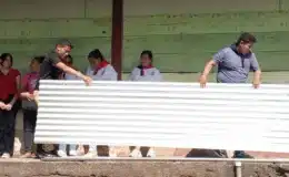 Le entregaron a doña Reina Isabel materiales de construcción para inicie la reparación de su vivienda incinerada por un incendio