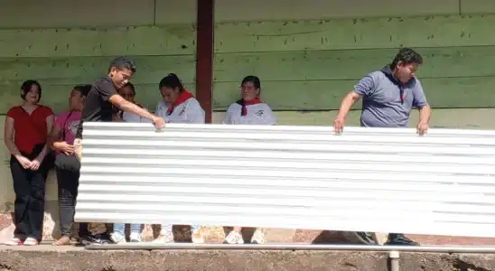 Le entregaron a doña Reina Isabel materiales de construcción para inicie la reparación de su vivienda incinerada por un incendio