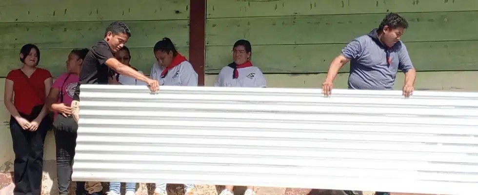 Le entregaron a doña Reina Isabel materiales de construcción para inicie la reparación de su vivienda incinerada por un incendio