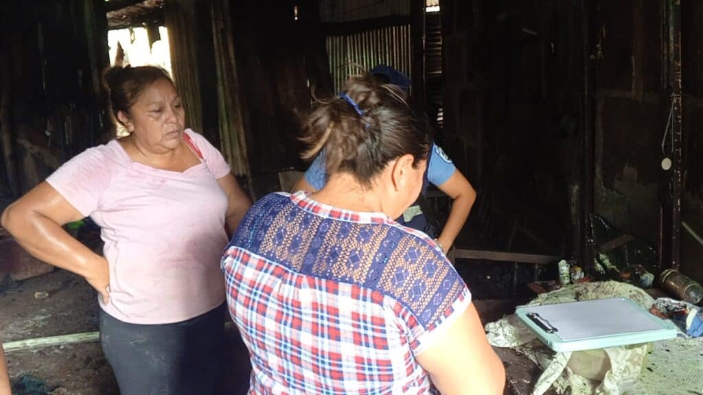 Doña Reyna Isabel, valora las afectaciones que le ocasionó el siniestro. 