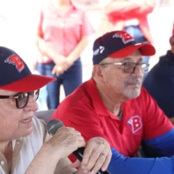 Bóer le entregó uniformes a peloteros de equipos juveniles