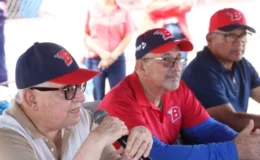 Bóer le entregó uniformes a peloteros de equipos juveniles