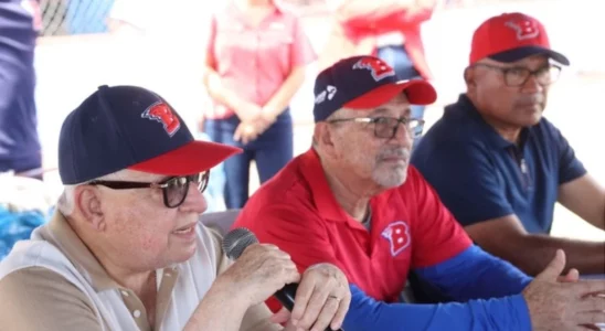 Bóer le entregó uniformes a peloteros de equipos juveniles