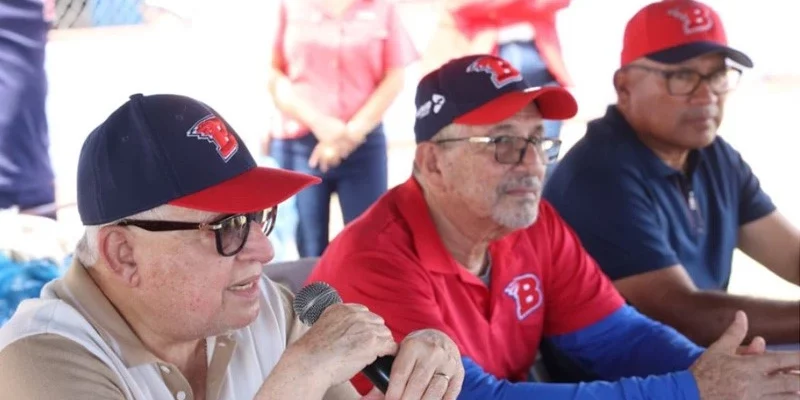 Bóer le entregó uniformes a peloteros de equipos juveniles