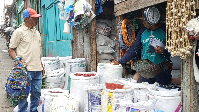 Puestos de ventas de granos básicos en los alrededores del Mercado Central de Juigalpa. 