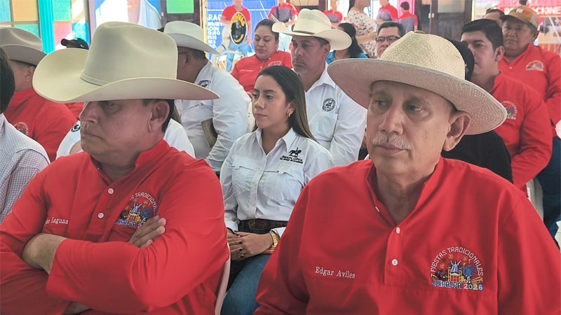 El presidente de la fiesta tradicional de Juigalpa, junto al ingeniero Edgar Avilés. 