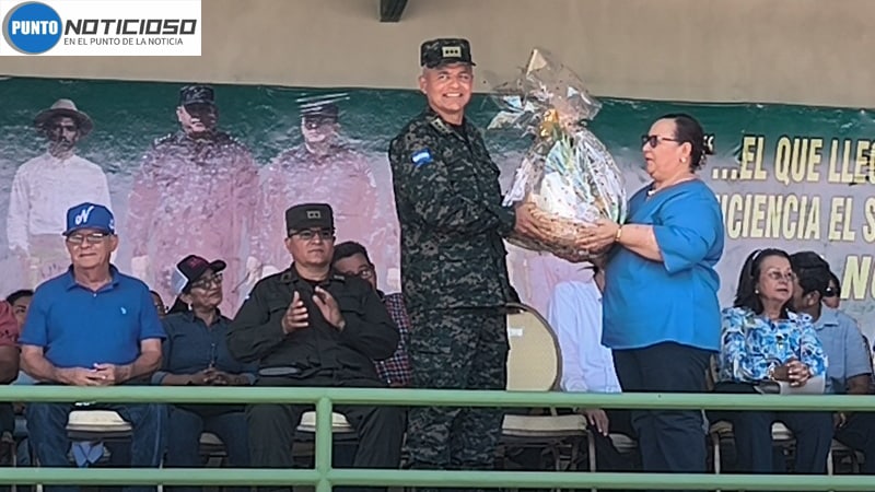 Jefe del Quinto Comando Militar, recibe reconocimiento de la alcaldesa de Nueva Guinea. 