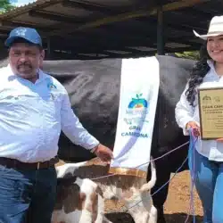 Joven ganadera ganó el concurso de la “Vaca Más Lechera” con La Campeona