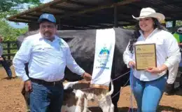Joven ganadera ganó el concurso de la “Vaca Más Lechera” con La Campeona