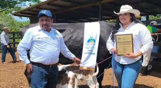 Joven ganadera ganó el concurso de la “Vaca Más Lechera” con La Campeona