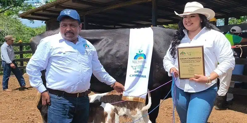 Joven ganadera ganó el concurso de la “Vaca Más Lechera” con La Campeona