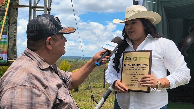 Cindy la joven que ganó el concurso con su vaca La Campeona. 