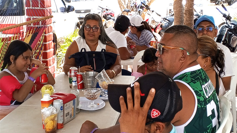 Los negocios registraron buena asistencia de visitantes. 