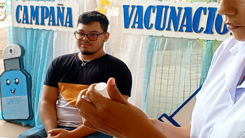 Joven recibe su respectiva dosis para protegerse del tétano.