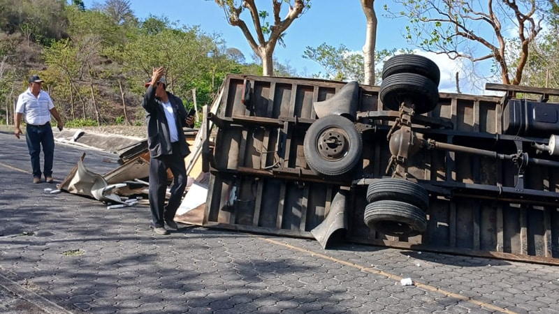 Camión se dio vuelta carretera Comalapa a Camoapa. 