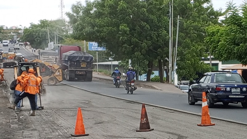 Operarios trabajan en el mantenimiento del tramo que cruza por Juigalpa.