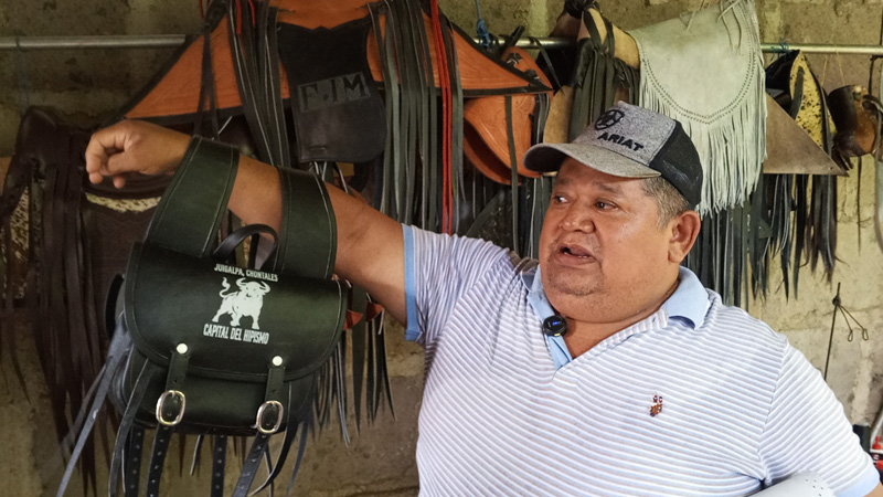Roberto Xavier, muestra una alforja de cuero que el año pasado alcanzó buena aceptación.