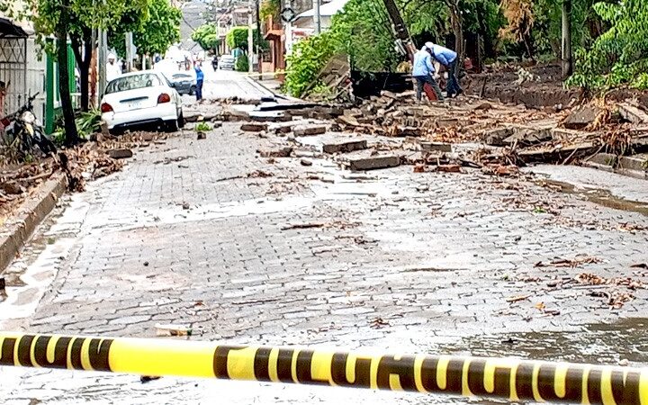Lluvias derribaron parte del muro perimetral del Instituto Nacional de Chontales