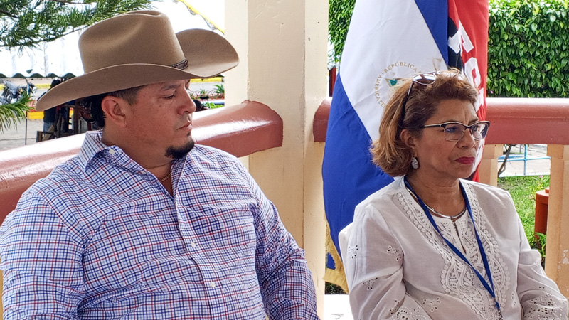 El doctor Lenin Álvarez, junto a la arquitecta Griselda Malespín. 