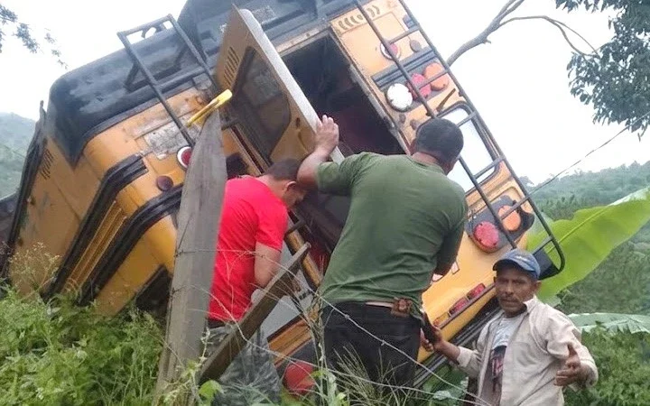 Dos muertos y 15 lesionados dejó vuelco de un bus de transporte colectivo en San Juan del Rio Coco