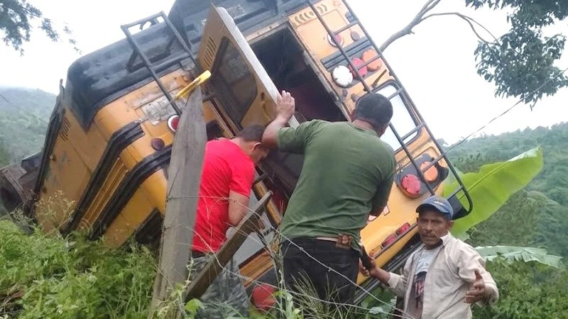 Dos muertos y 15 lesionados dejó vuelco de un bus de transporte colectivo en San Juan del Rio Coco