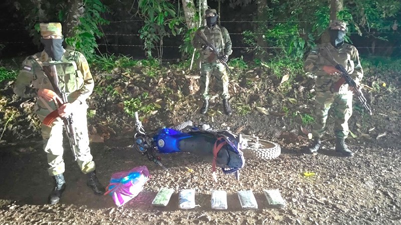 Tropas del Quinto Comando Militar incautaron en Rio Plata-Nueva Guinea, 5.7 kilos de cocaína
