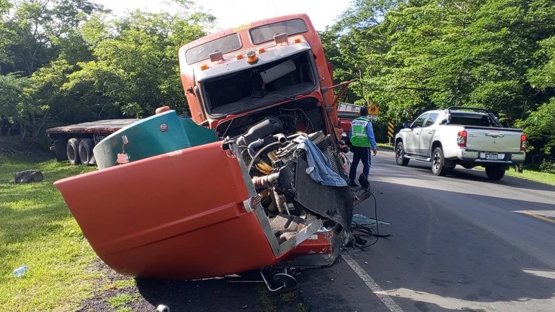 Violenta colisión entre una rastra y un furgón, dejó un lesionado y grandes pérdidas económicas