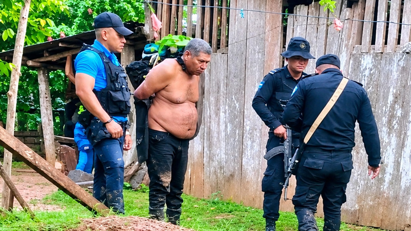 Momento en que capturaron al sujeto que andaba con el menor. 