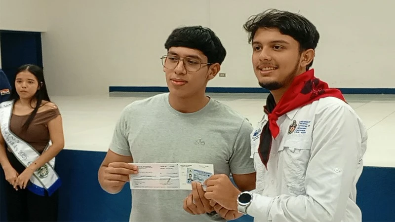 Estudiantes reciben becas Universitarias (El Pueblo Presidente)