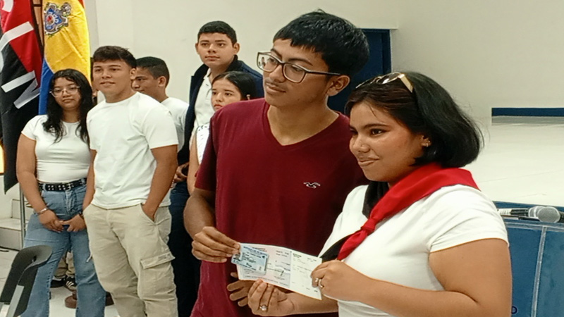 Estudiantes reciben sus becas (El Pueblo Presidente).