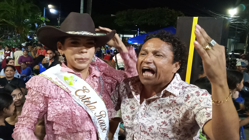 Estela es felicitada por el profesor Uriel Chavarría.