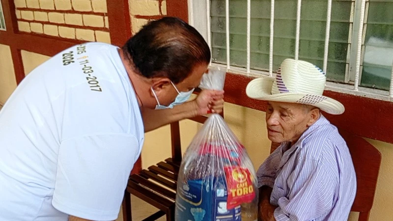 Santa Claus Nica llevó “Amor y Alegría” al Hogar del Adulto Mayor de Juigalpa