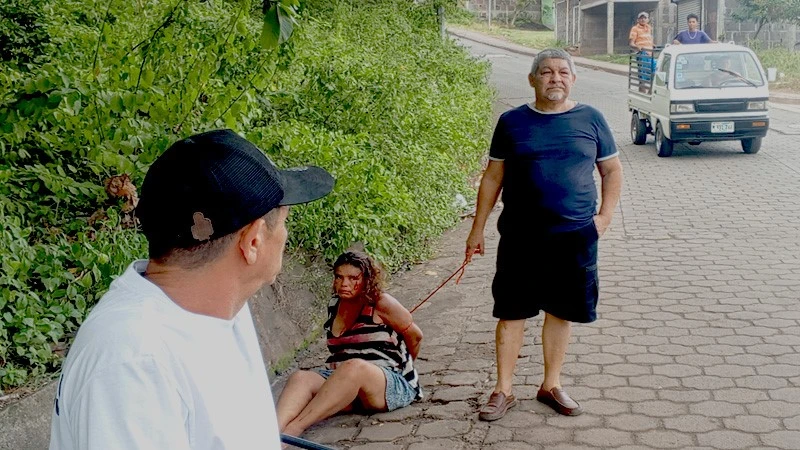 Mujer en estado de ebriedad quebró los cristales un automóvil y el de una camioneta