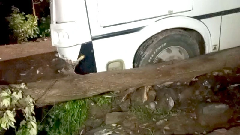 Se deslizó la ruta 6 y árbol de capulín evitó que cayera al fondo de un cauce natural