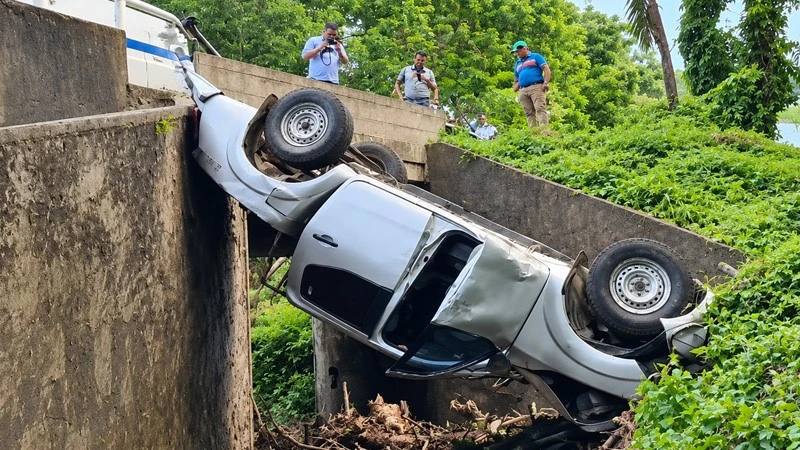 Camioneta cayó al fondo de un cauce cerca de la ciudad de Boaco