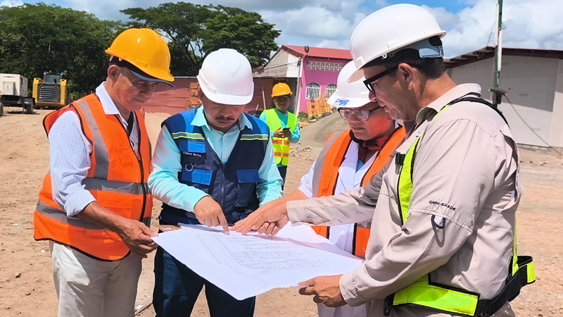 Encargados de la obra presentan el avance a la directora del Minsa en Acoyapa-Fotos Punto Noticioso.