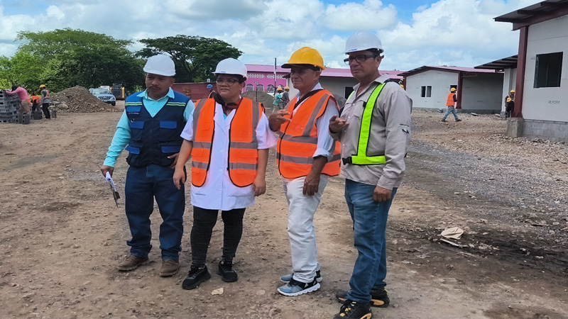 Al finalizar el recorrido por la construcción del nuevo Hospital-Fotos Punto Noticioso.